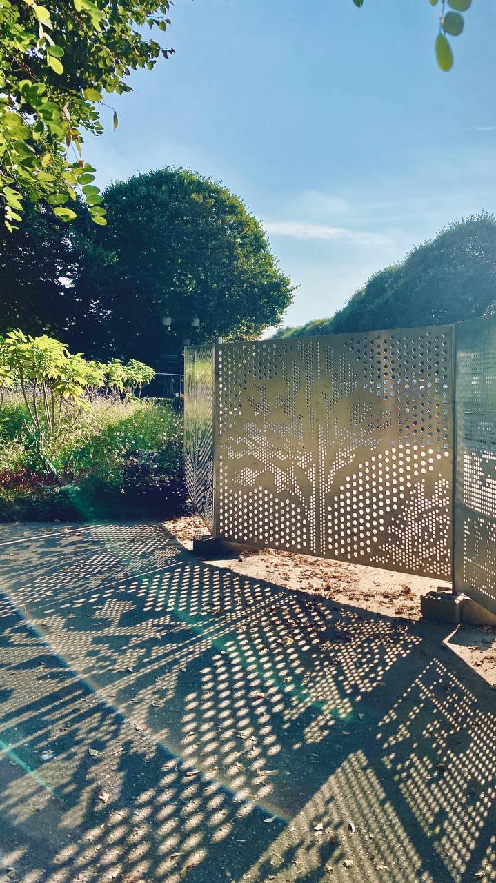 Красивая временная урбанина
Вау! Мне очень нравится тренд с ажурными металлическими заборчиками, огараживающими стройку! 🤩
Очень крутое и приятное решение! Стильно сочетается с черными креплениями | Сетка — социальная сеть от hh.ru