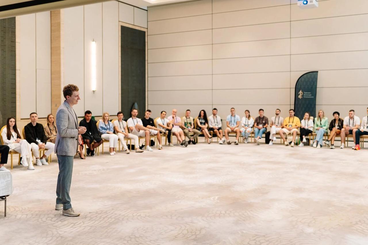 Вакансия CMO для Павла Гительмана
Для тех, кто ещё не знаком с деятельностью Павла:
Сейчас Павел живёт в Дубае, он основатель рекламного агентства R:TA, входящего в топ-5 на рынке рекламы | Сетка — социальная сеть от hh.ru