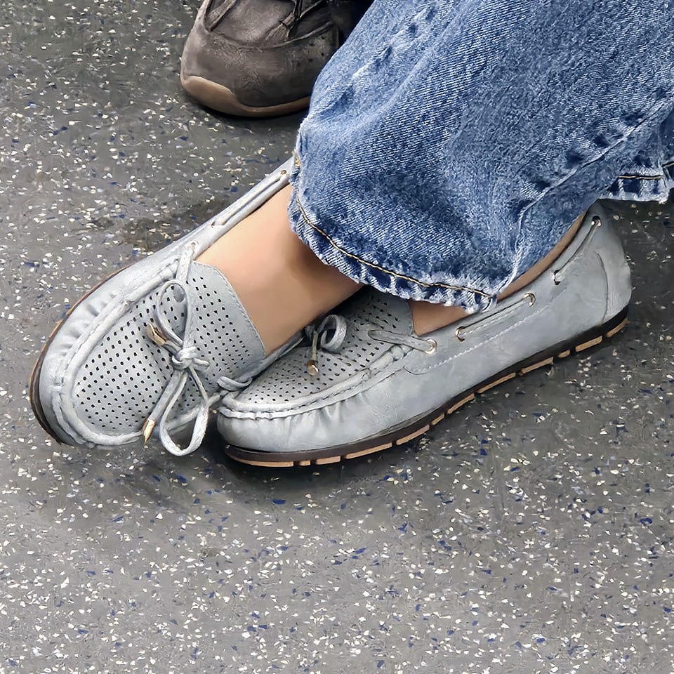 Когда обувь настолько удобна, что никак не поднимется рука спрятать её в коробочку до ВЕСНЫ ☀️🌷
И о погоде ☁️
Сегодня в Москве пасмурно, небольшой дождь
Утром +7 ☁️
Днём +7 🌧
Вечером +7 ⛅️
#обувь #окт... | Сетка — социальная сеть от hh.ru