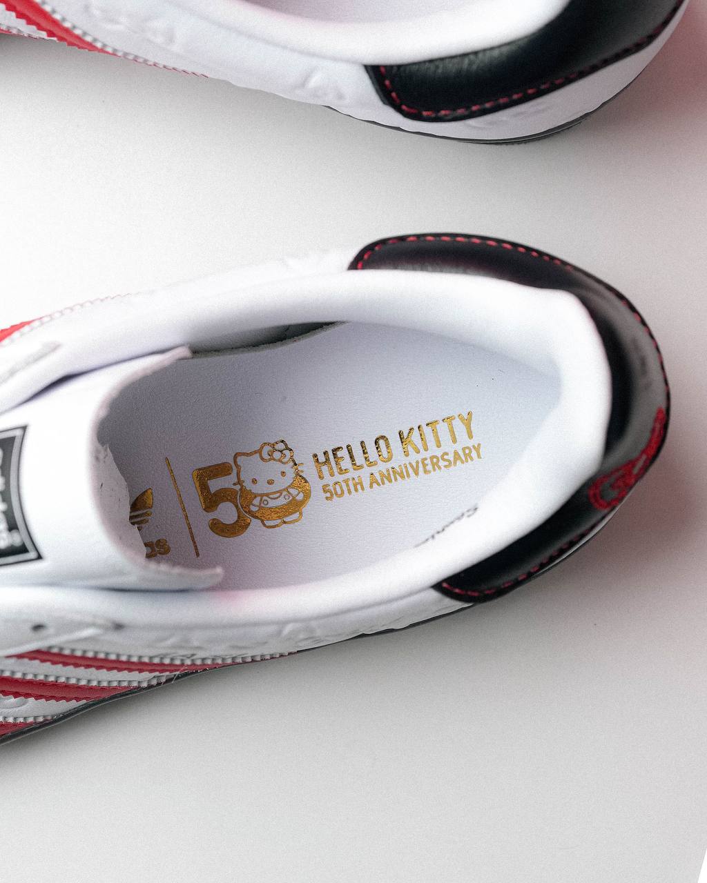 #Артем Хэллоу.
50-летний юбилей Hello Kitty в этом году отмечает не только Crocs.
Поздравить легендарную японскую кошечку решил и adidas | Сетка — социальная сеть от hh.ru