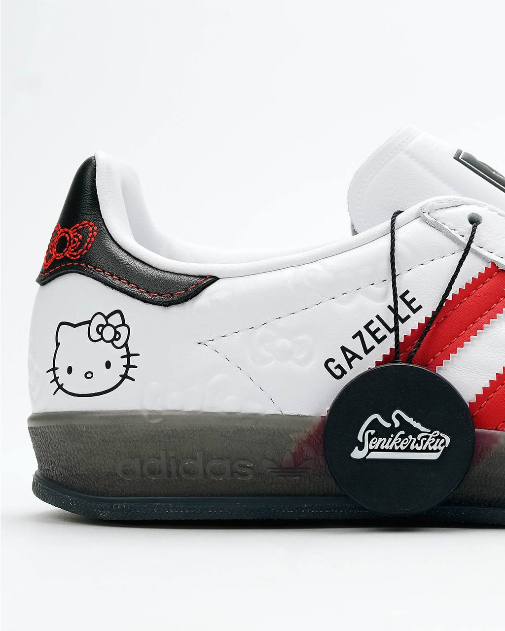 #Артем Хэллоу.
50-летний юбилей Hello Kitty в этом году отмечает не только Crocs.
Поздравить легендарную японскую кошечку решил и adidas | Сетка — социальная сеть от hh.ru