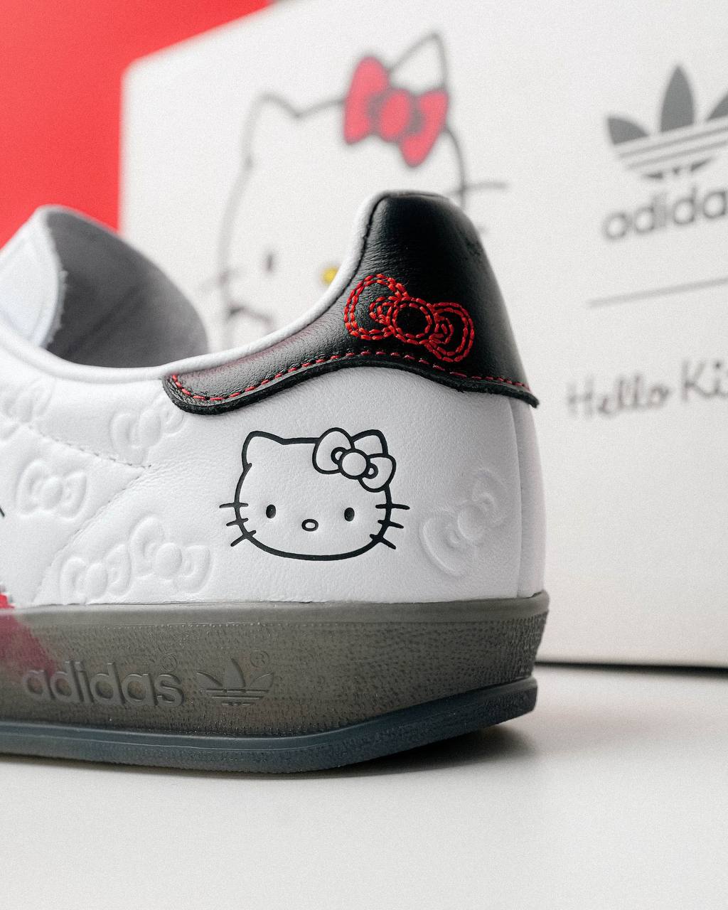 #Артем Хэллоу.
50-летний юбилей Hello Kitty в этом году отмечает не только Crocs.
Поздравить легендарную японскую кошечку решил и adidas | Сетка — социальная сеть от hh.ru