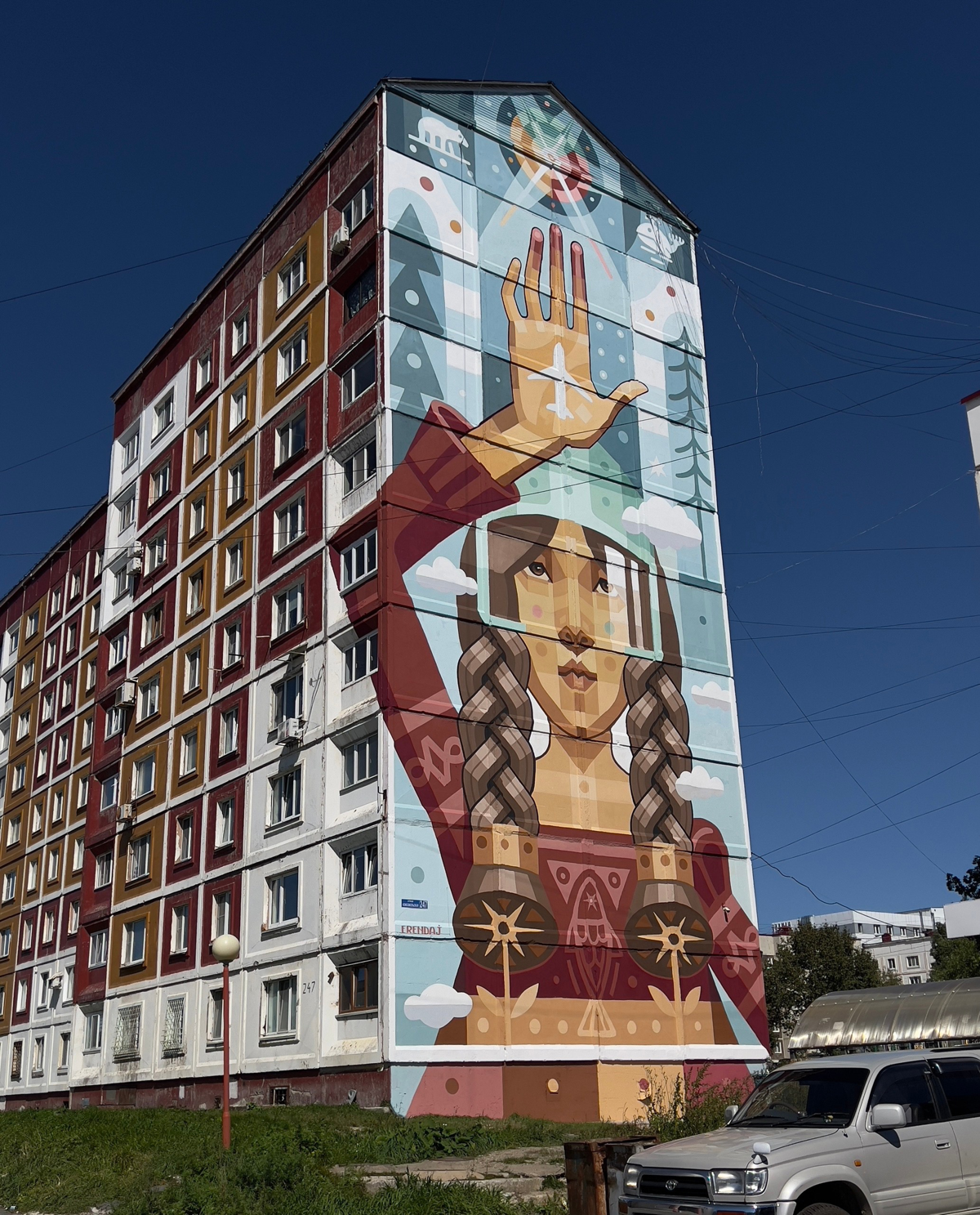 Коротко о том, чем занимаюсь:  
⚫️разрисовываю фасады домов в своем авторском стиле (муралы, стрит-арт, паблик-арт)
⚫️делаю картины (современное искусство)  
Рисовать на стенах начал 16 лет назад, пар... | Сетка — социальная сеть от hh.ru