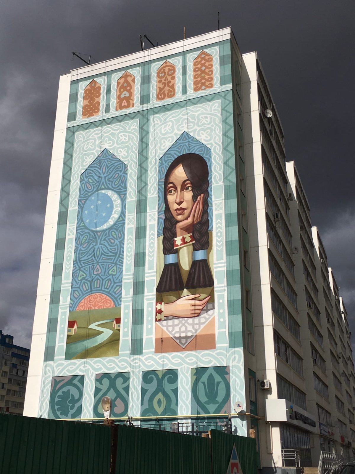 Коротко о том, чем занимаюсь:  
⚫️разрисовываю фасады домов в своем авторском стиле (муралы, стрит-арт, паблик-арт)
⚫️делаю картины (современное искусство)  
Рисовать на стенах начал 16 лет назад, пар... | Сетка — социальная сеть от hh.ru