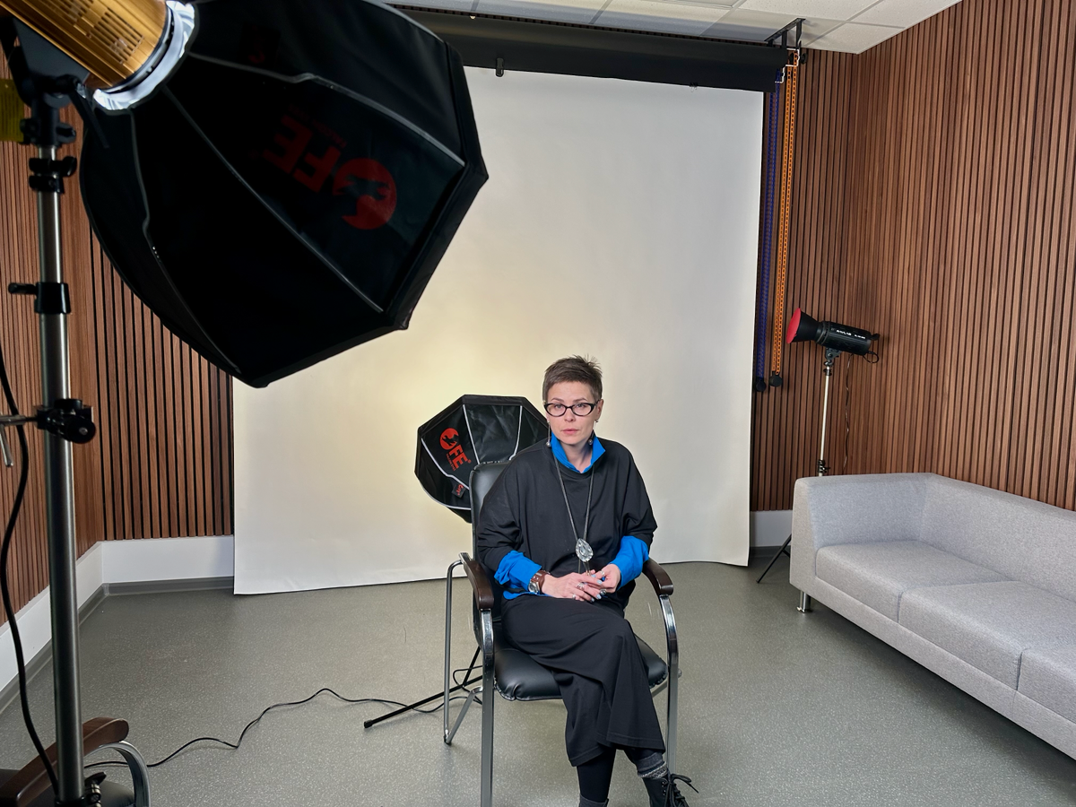 Привет всем! 😊 Загляните к нам на съёмочную площадку!
🎬 Сегодня у нас большой и важный день – снимаем новую лекцию для ДоброСети! И, знаете, здесь царит такая тёплая, душевная и продуктивная атмосфера... | Сетка — социальная сеть от hh.ru