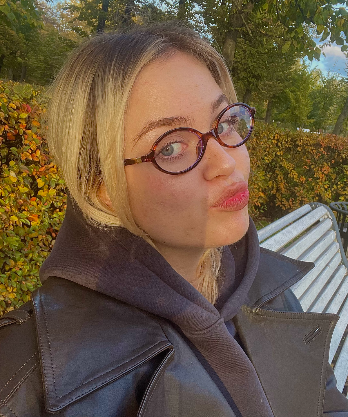 Привет🤍
Меня зовут Екатерина, в сфере digital уже более трех лет, свою профессиональную карьеру как маркетолог начинала в роли бизнес-ассистента РОМа крупной компании(младший digital-маркетолог) | Сетка — социальная сеть от hh.ru
