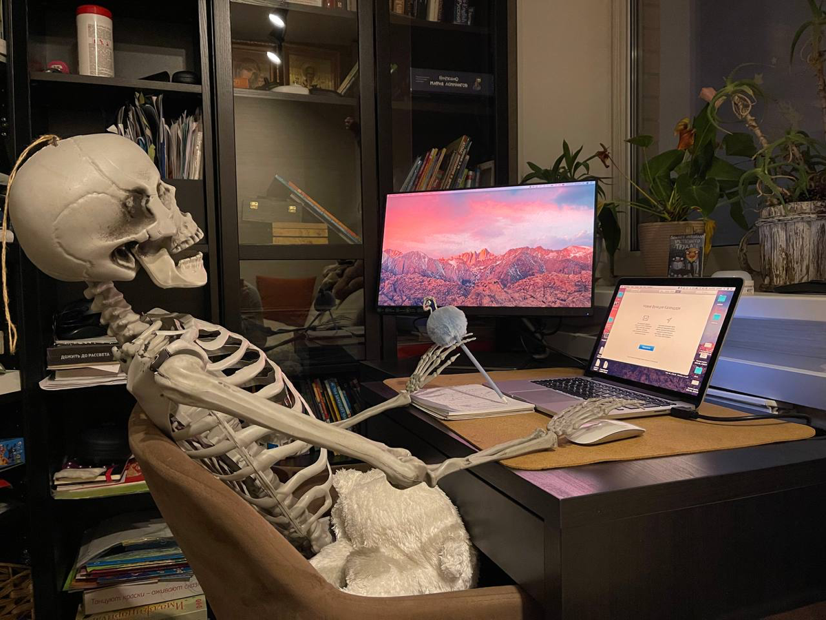 Октябрь 2022, вот такое сообщение я отправил начальнику🫣  
«Сын вчера сказал, что папа так будет выглядеть, когда проект закончится 🤣»  
Мы справились пораньше, на самом деле😁
Ну и мой ТГ  
#career
#б... | Сетка — социальная сеть от hh.ru