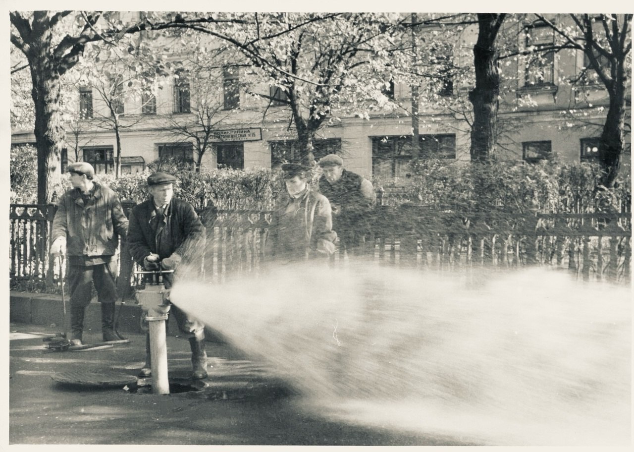 🏛Музей воды Мосводоканала подобрал из своего фонда фотографии 60-х годов прошлого века о проверке пожарных гидрантов совместно с пожарной охраной осенью 1962-1963 годов. С радостью делимся находками! | Сетка — социальная сеть от hh.ru