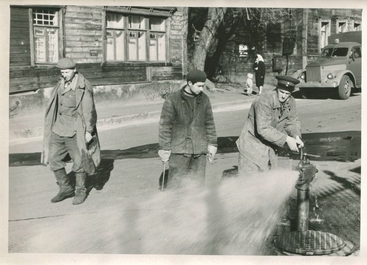 🏛Музей воды Мосводоканала подобрал из своего фонда фотографии 60-х годов прошлого века о проверке пожарных гидрантов совместно с пожарной охраной осенью 1962-1963 годов. С радостью делимся находками! | Сетка — социальная сеть от hh.ru