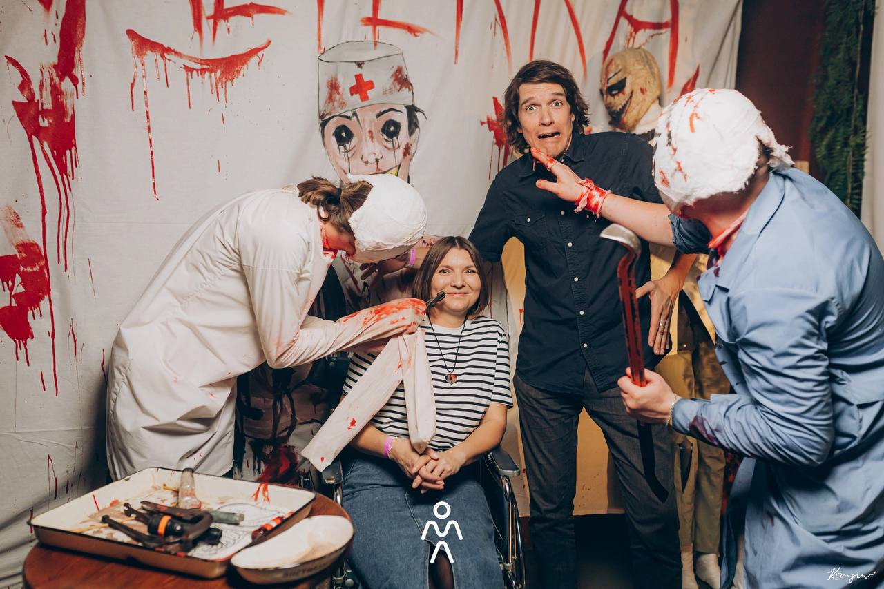 А вы празднуете Хэллоуин🎃?
Мы, да💀👻
Дети рисуют и вырезают приведений, тыквы и прочую атрибутику. Мы готовим блюда из тыквы и странные Хэллоуинские угощения, типа бутербродов мумий | Сетка — социальная сеть от hh.ru