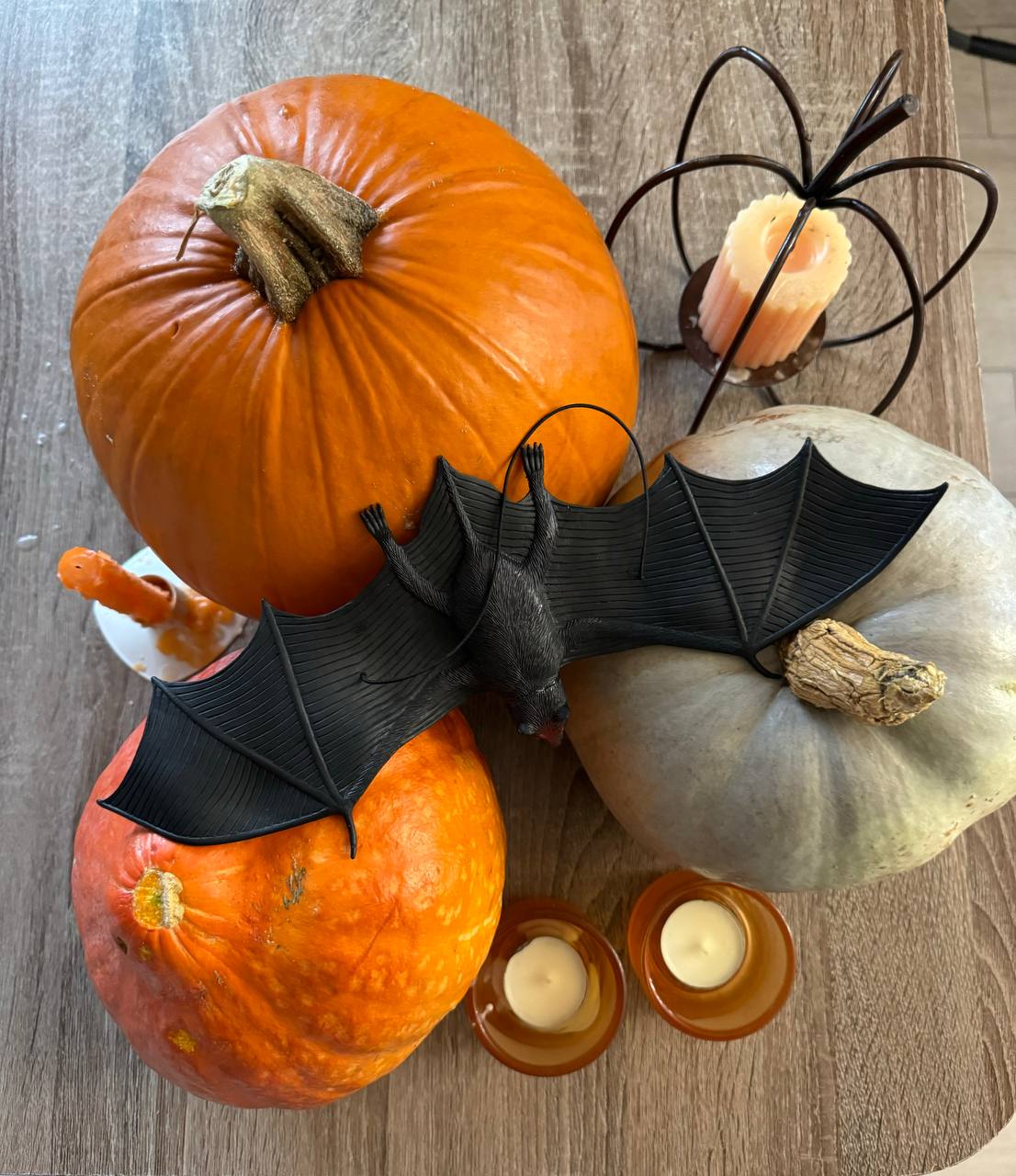 А вы празднуете Хэллоуин🎃?
Мы, да💀👻
Дети рисуют и вырезают приведений, тыквы и прочую атрибутику. Мы готовим блюда из тыквы и странные Хэллоуинские угощения, типа бутербродов мумий | Сетка — социальная сеть от hh.ru