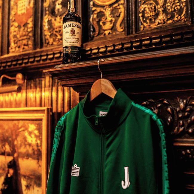 Воу воу воу! Ирландский бренд виски Jameson в коллабе с футбольным брендом Admiral выпустил мегастильные спортивные костюмы в стиле ретро | Сетка — социальная сеть от hh.ru