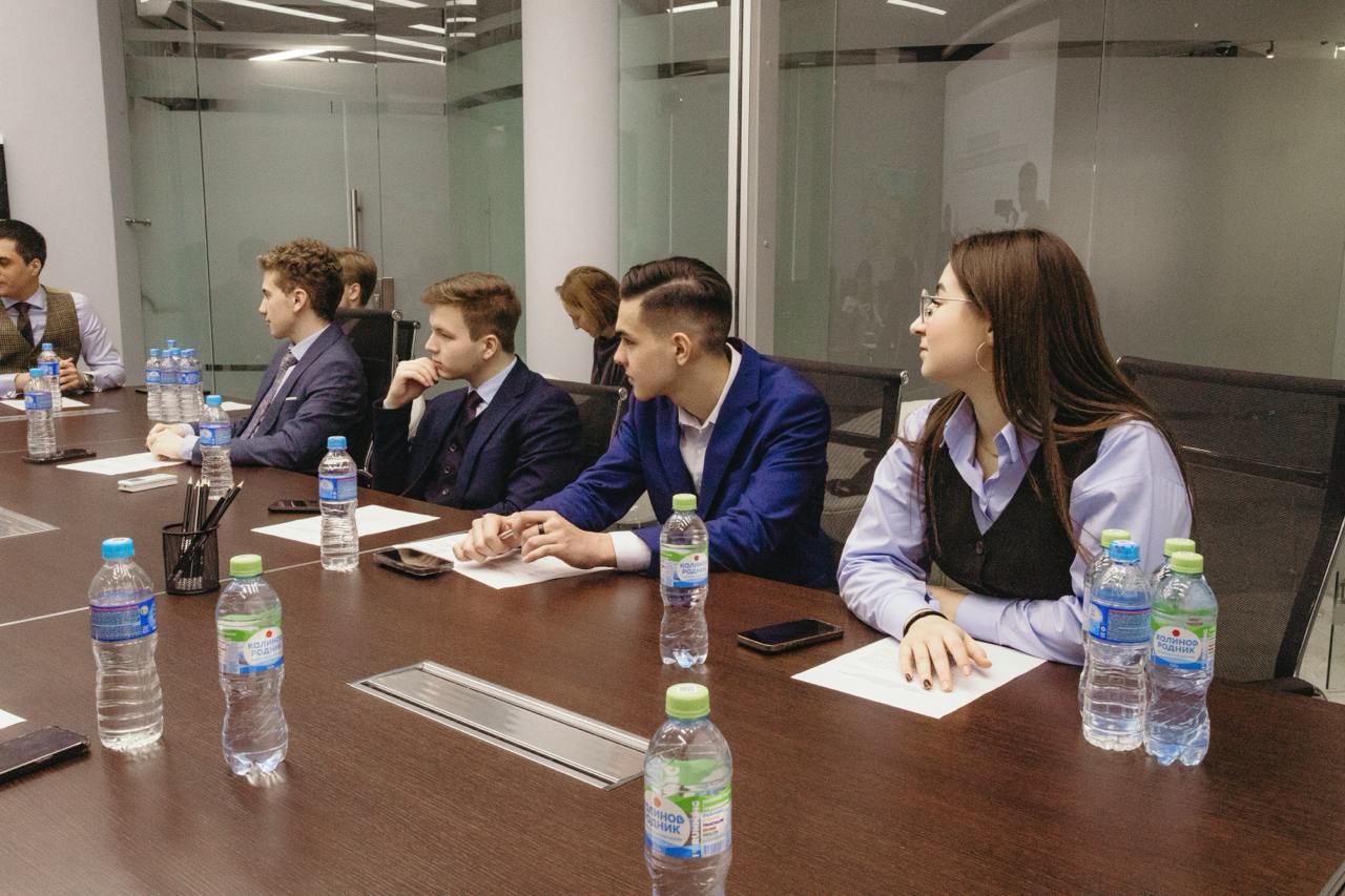 ⚡️Итоги XVI заседания «Альянса молодых гуманитариев»
30 ноября участники клуба встретились с постоянным представителем Главы Удмуртской Республики при Президенте РФ — Дарьей Юрьевной Сунцовой! 
Дарья ... | Сетка — социальная сеть от hh.ru