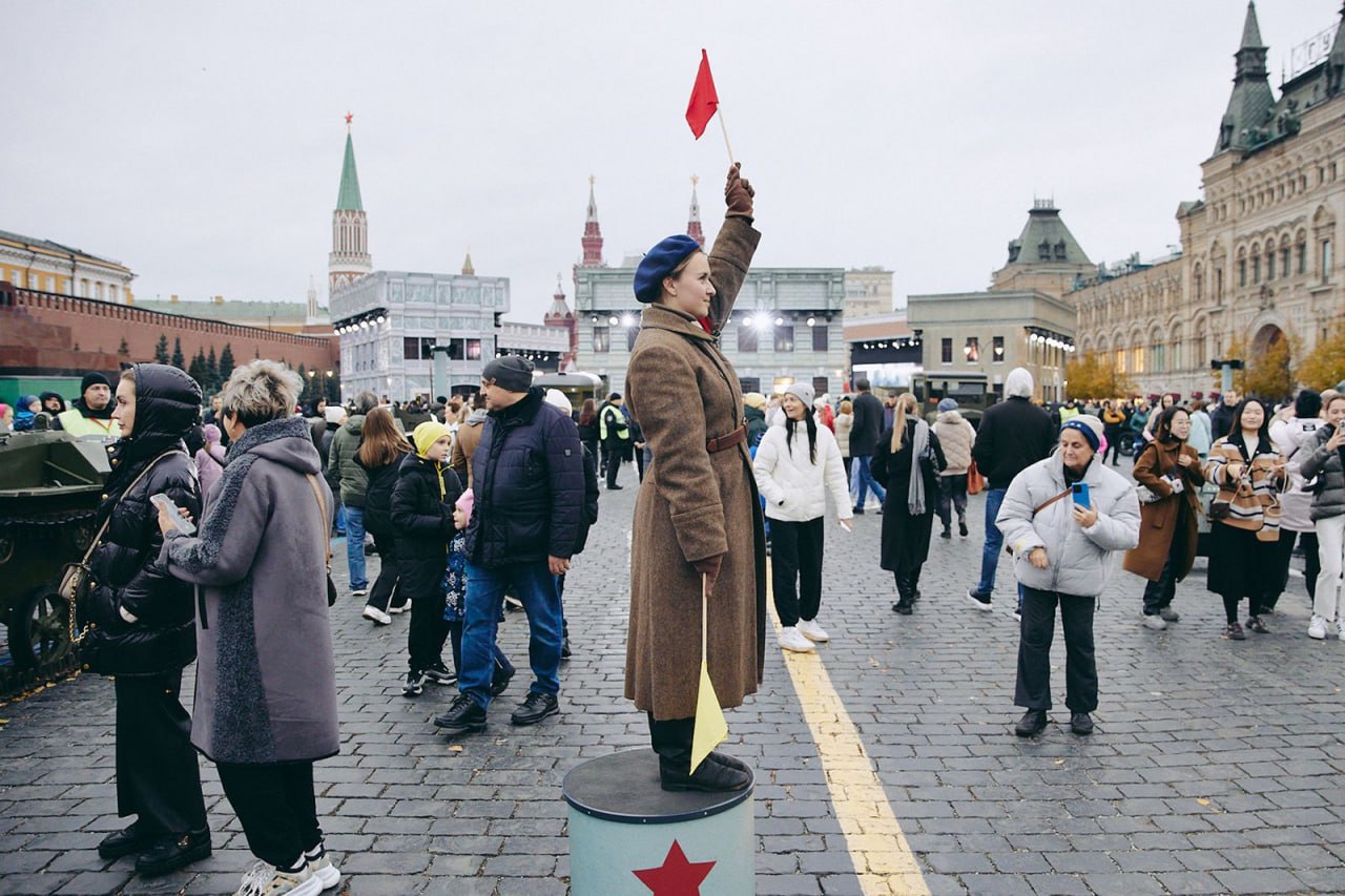 🎇На Красной площади откроется выставка в честь 83-й годовщины военного парада
С 7 по 10 ноября с 10:00 до 22:00
Посетители выставки увидят:
▪️Пять экспозиций, которые познакомят с историей начала Вели... | Сетка — социальная сеть от hh.ru