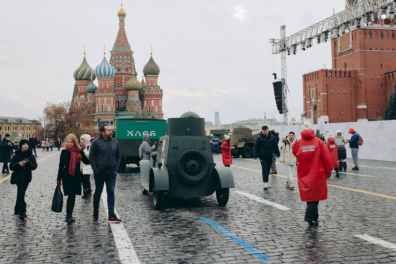 🎇На Красной площади откроется выставка в честь 83-й годовщины военного парада
С 7 по 10 ноября с 10:00 до 22:00
Посетители выставки увидят:
▪️Пять экспозиций, которые познакомят с историей начала Вели... | Сетка — социальная сеть от hh.ru