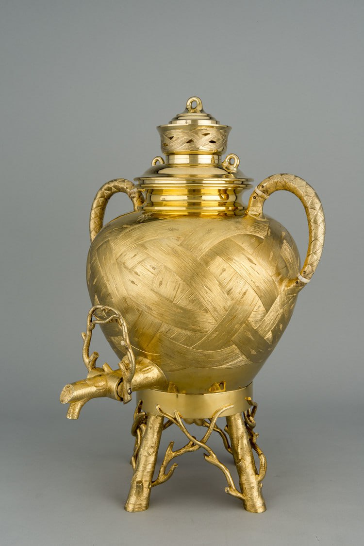 Самовар, фирма Гавриила Грачева, Санкт-Петербург, 1881 г.
Поверхность этого самовара из золоченого серебра имитирует лыко, а ножки и самоварный кран (его еше называют веткой) — короткие веточки❤️ | Сетка — социальная сеть от hh.ru