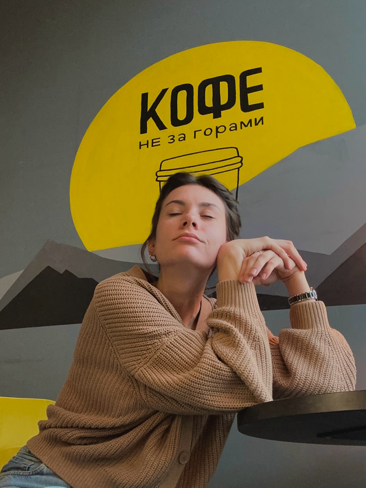 ✨ОТКРЫТИЕ КОФЕЙНИ✨
Самый большой проект на моей практике начался с разработки названия и логотипа…
Исписано впустую было несколько листов А4, пересмотрено огромное количество референсов, в итоге пришл... | Сетка — социальная сеть от hh.ru