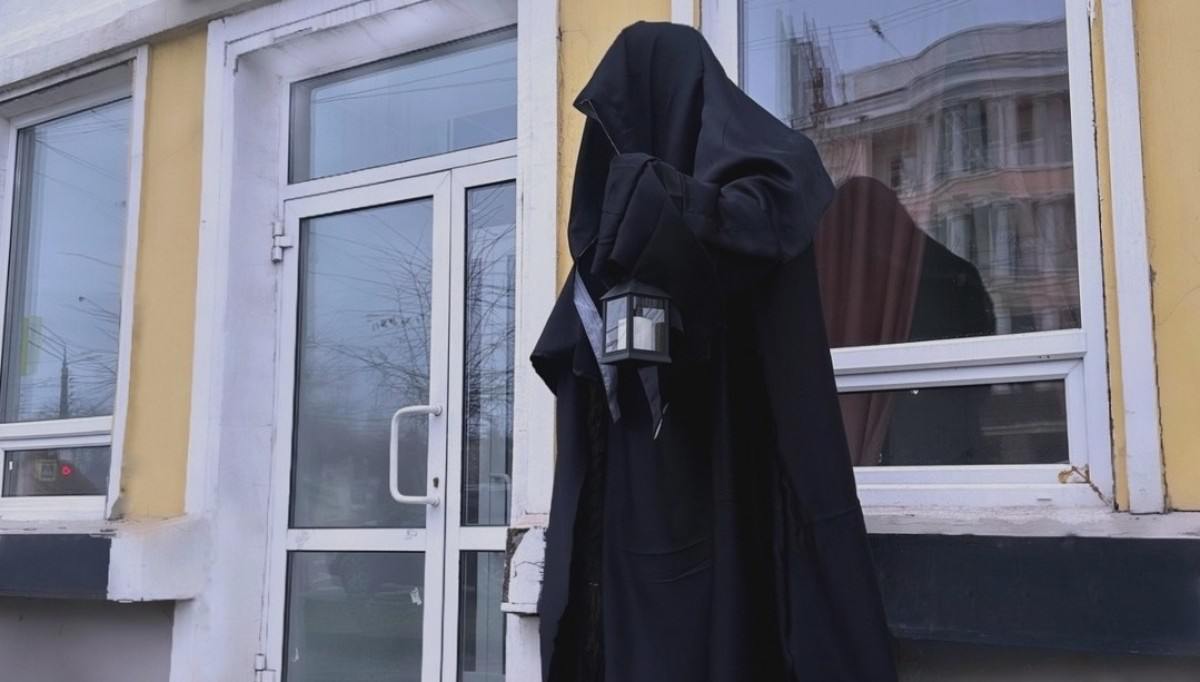 В Тагиле после бурной реакции общественности убрали инсталляцию в виде Смерти.
На проспекте Ленина салон красоты разместил арт-объект, изображающий фигуру в чёрном плаще, держащую в руках фонарь | Сетка — социальная сеть от hh.ru