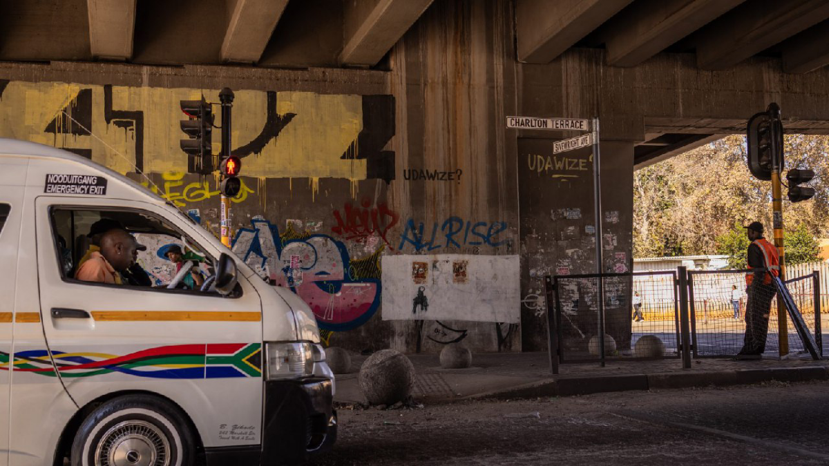 Гроузхак по-африкански
Что нужно сделать новому такси-агрегатору, чтобы привлечь пассажиров и водителей, потеснить сильных конкурентов и занять долю рынка? Как вариант, сделать хороший сервис, удобное... | Сетка — социальная сеть от hh.ru