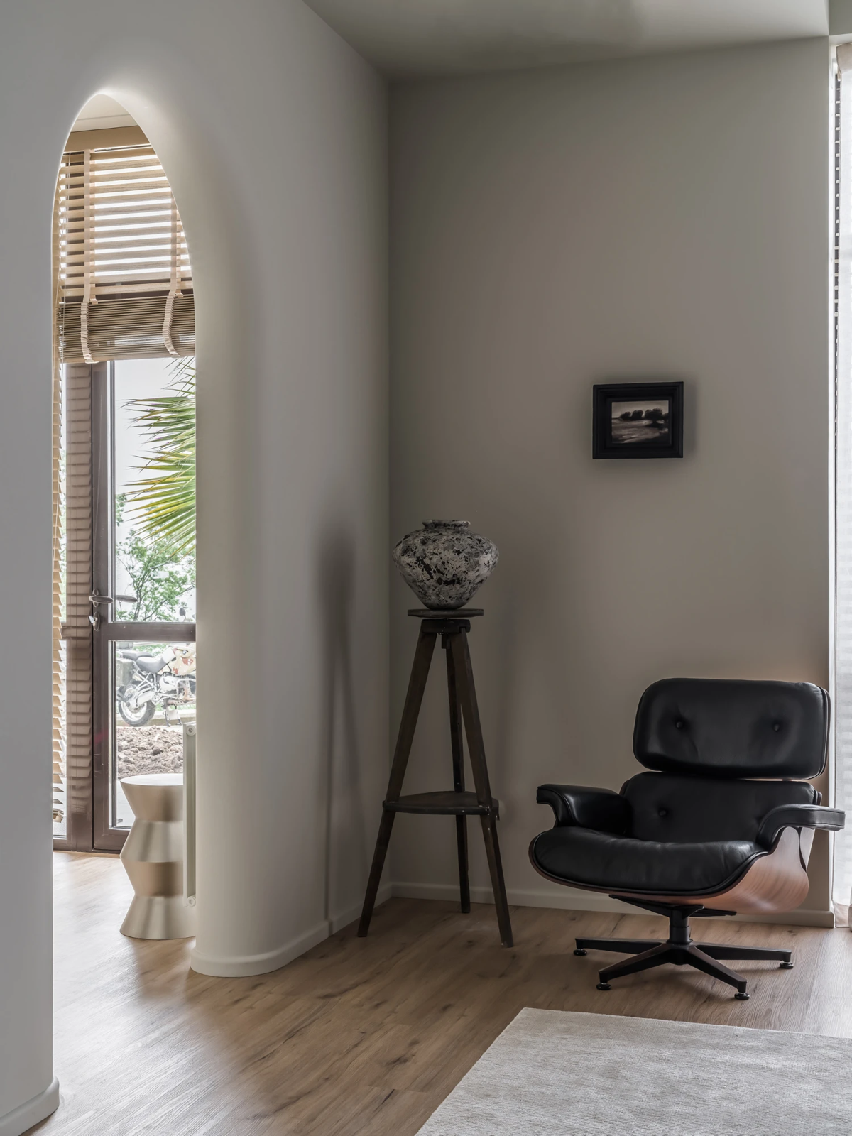 Монохромный этюд — пример гармонии между темным и светлым, где черный цвет становится центром внимания | Сетка — социальная сеть от hh.ru