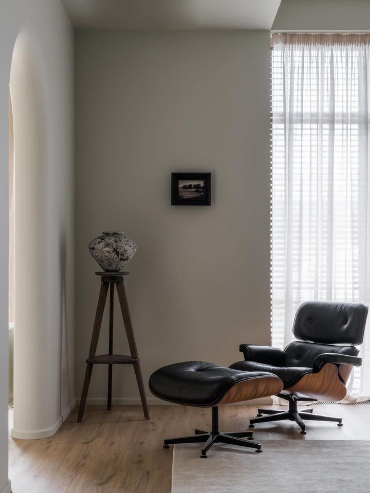 Монохромный этюд — пример гармонии между темным и светлым, где черный цвет становится центром внимания | Сетка — социальная сеть от hh.ru