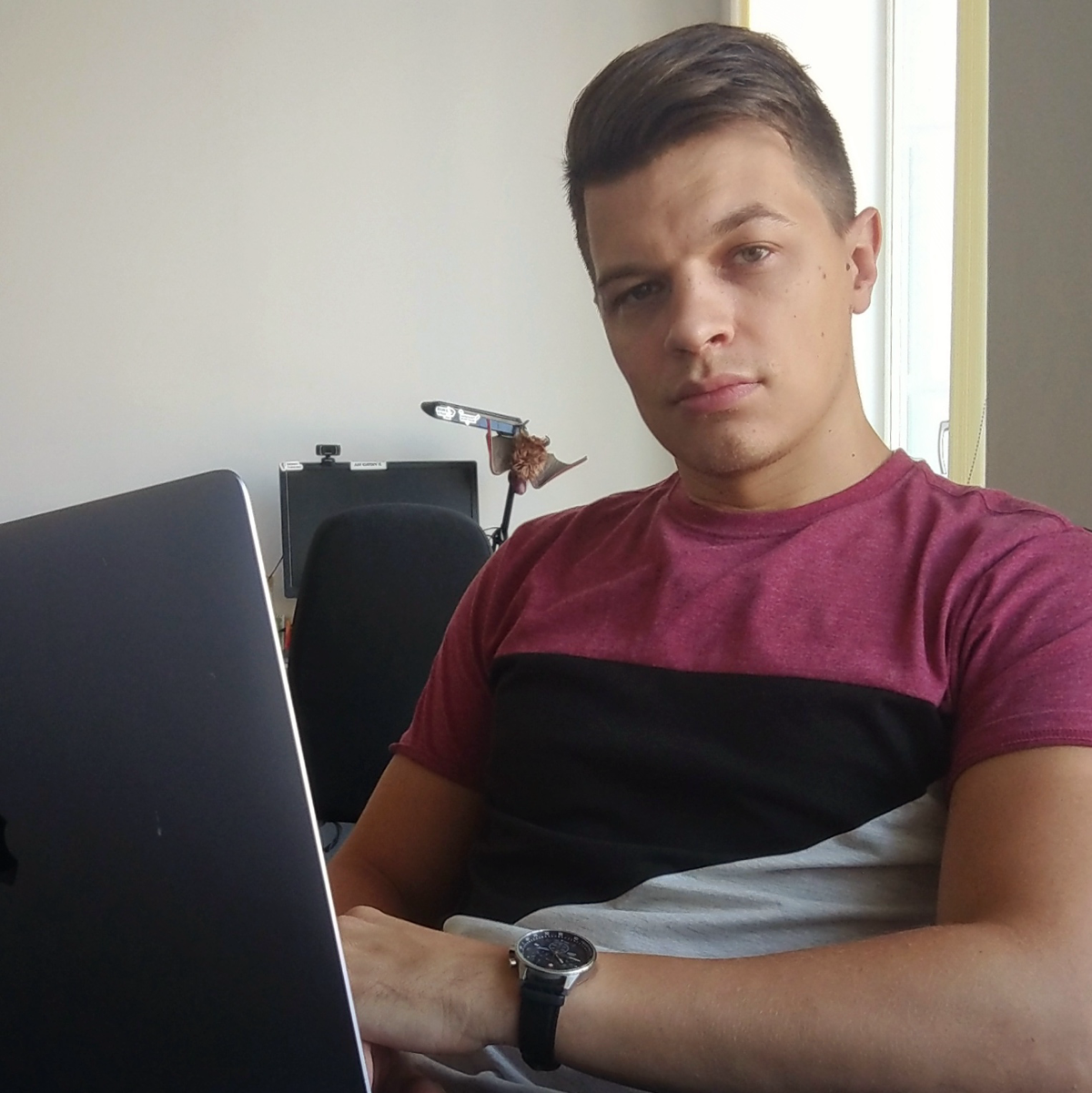 #постзнакомство
Всем привет! Меня зовут Иван. Более 10 лет занимаюсь frontend-разработкой, лидирую проект в Альфа-Банке в части frontend | Сетка — социальная сеть от hh.ru