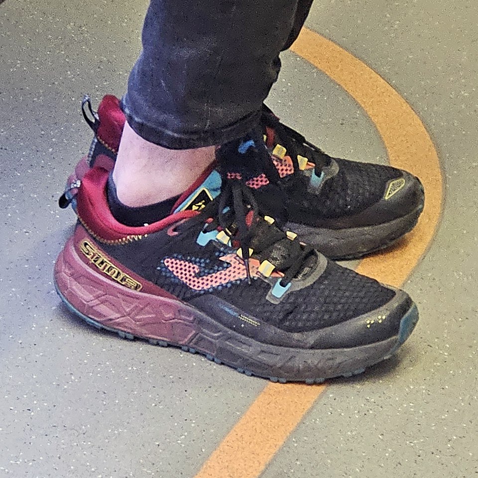 Холодеет 🥶 Всё чаще будем видеть РОЗОВЫЕ щиколотки)) Тут цвета чудесным образом совпали 😀
И это 👉 Joma Sima Fuchsia Black
Оригинальный сайт испанского 🇪🇸 производителя JOOMA можно посмотреть ТУТ
И о п... | Сетка — социальная сеть от hh.ru