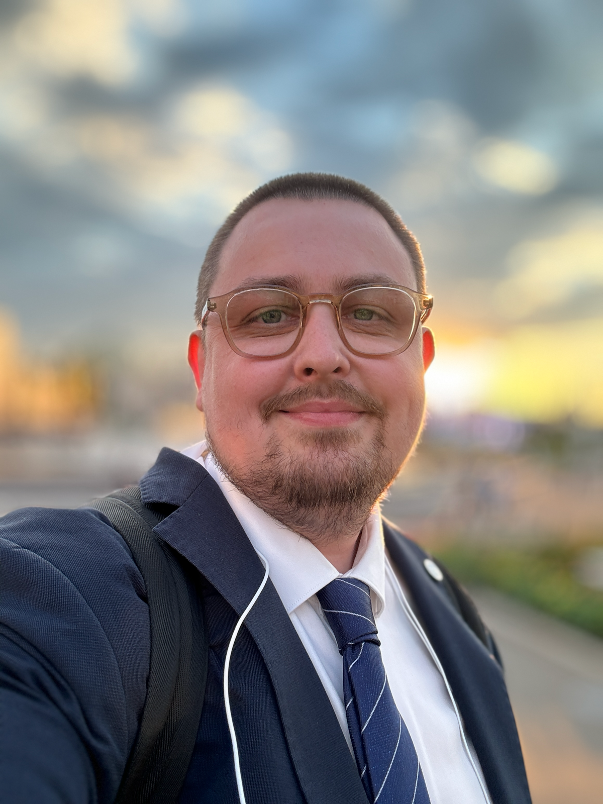 Проблемы с коммуникацией: «Собрать всех за столом переговоров»🔈
Пост - 3/4
Слабая коммуникация между командами — убийца эффективности | Сетка — социальная сеть от hh.ru