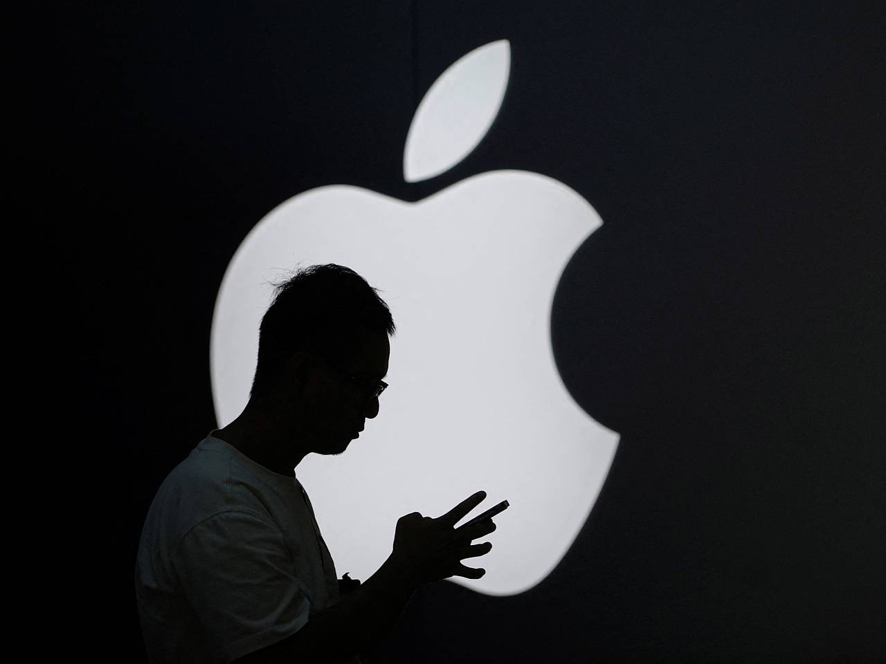 🍏 Apple в гонке за лучший ИИ: новые горизонты технологий! 🤖✨
Apple объявила о своём стремлении создать самую передовую нейросеть в мире, чтобы обеспечить пользователей еще более персонализированными и... | Сетка — социальная сеть от hh.ru