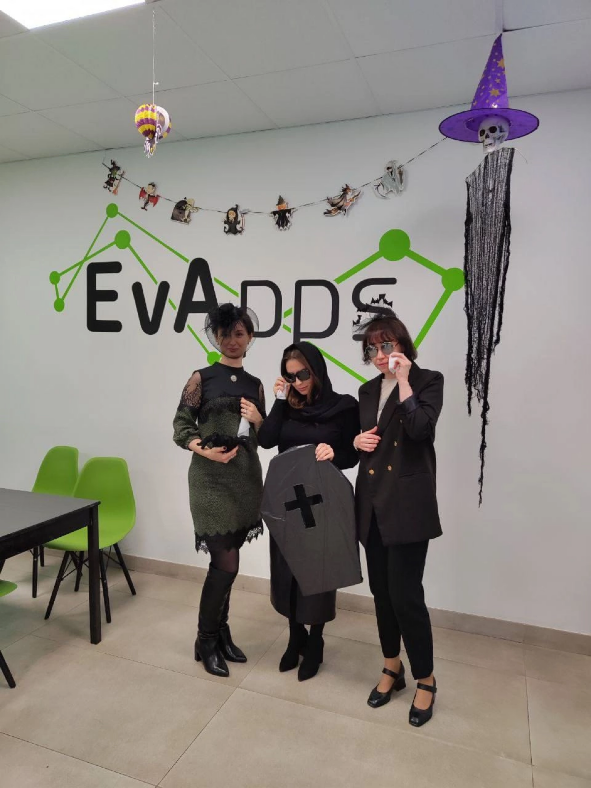 🎃 Прошедшая рабочая суббота в нашем офисе была по-настоящему насыщенной!
В этот день в коридоре можно было встретить кого угодно — от Уэнздей Аддамс до грабителя банка Испании | Сетка — социальная сеть от hh.ru