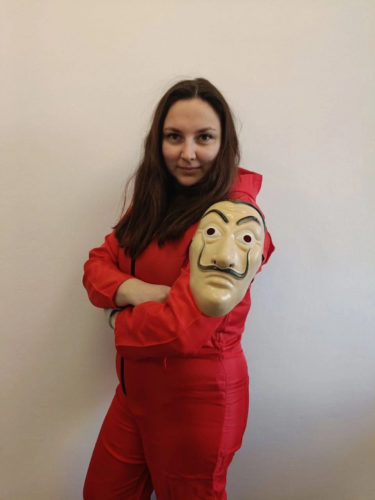 🎃 Прошедшая рабочая суббота в нашем офисе была по-настоящему насыщенной!
В этот день в коридоре можно было встретить кого угодно — от Уэнздей Аддамс до грабителя банка Испании | Сетка — социальная сеть от hh.ru