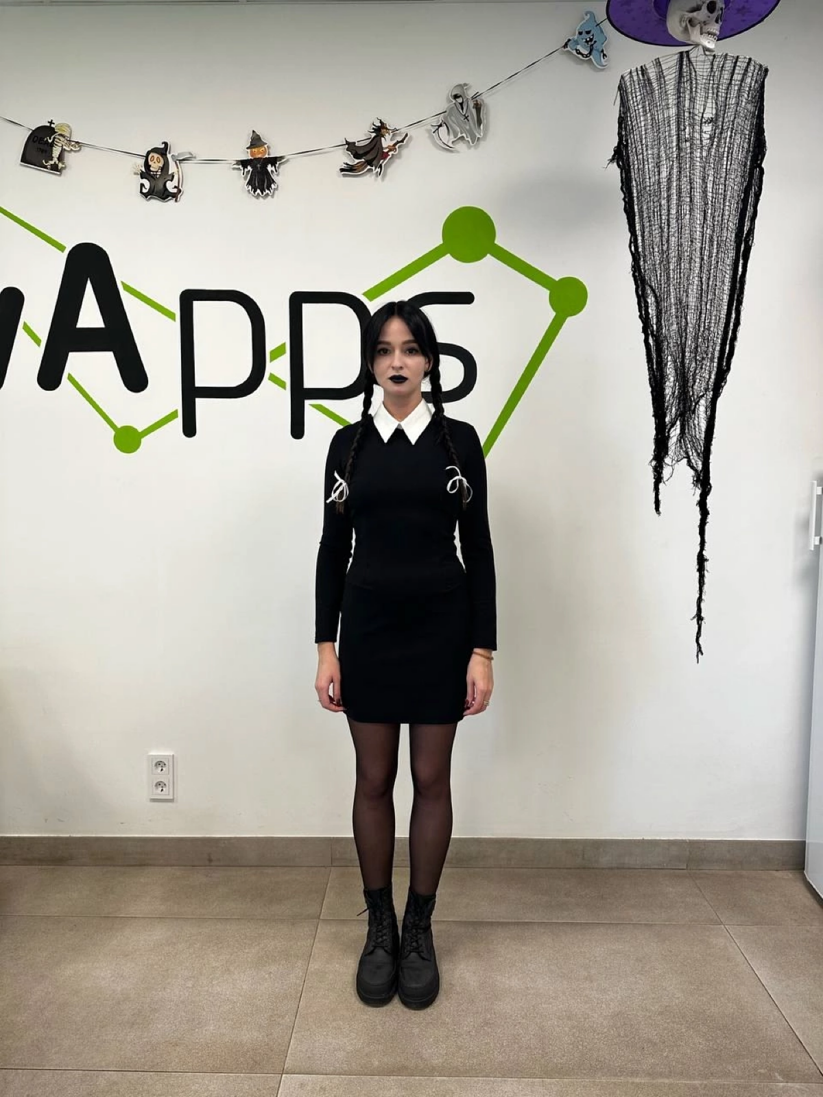 🎃 Прошедшая рабочая суббота в нашем офисе была по-настоящему насыщенной!
В этот день в коридоре можно было встретить кого угодно — от Уэнздей Аддамс до грабителя банка Испании | Сетка — социальная сеть от hh.ru