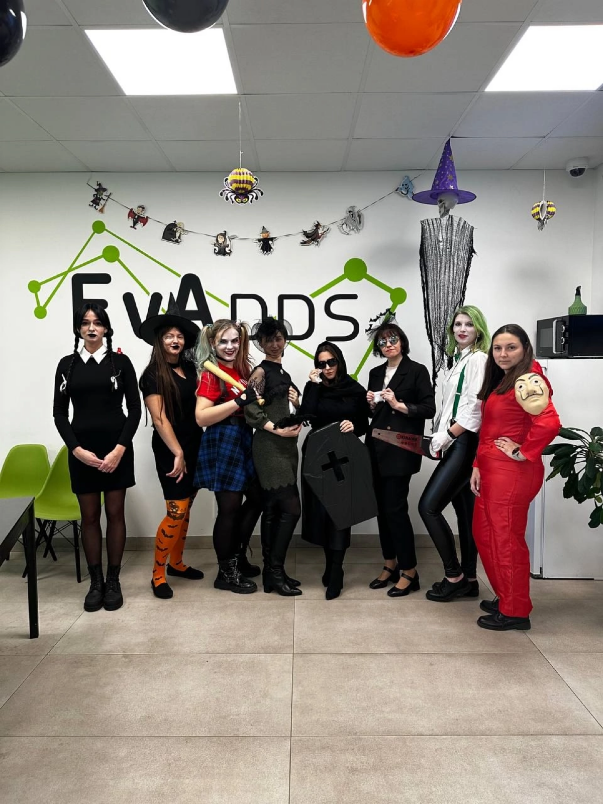 🎃 Прошедшая рабочая суббота в нашем офисе была по-настоящему насыщенной!
В этот день в коридоре можно было встретить кого угодно — от Уэнздей Аддамс до грабителя банка Испании | Сетка — социальная сеть от hh.ru
