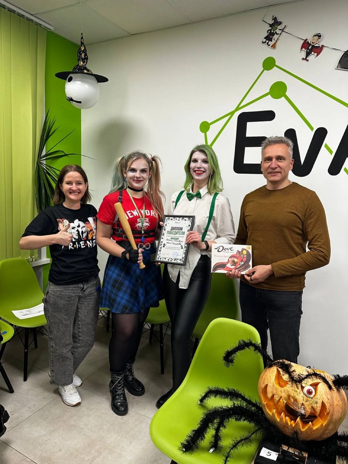 🎃 Прошедшая рабочая суббота в нашем офисе была по-настоящему насыщенной!
В этот день в коридоре можно было встретить кого угодно — от Уэнздей Аддамс до грабителя банка Испании | Сетка — социальная сеть от hh.ru