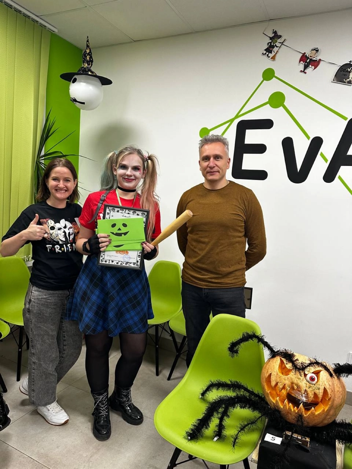 🎃 Прошедшая рабочая суббота в нашем офисе была по-настоящему насыщенной!
В этот день в коридоре можно было встретить кого угодно — от Уэнздей Аддамс до грабителя банка Испании | Сетка — социальная сеть от hh.ru