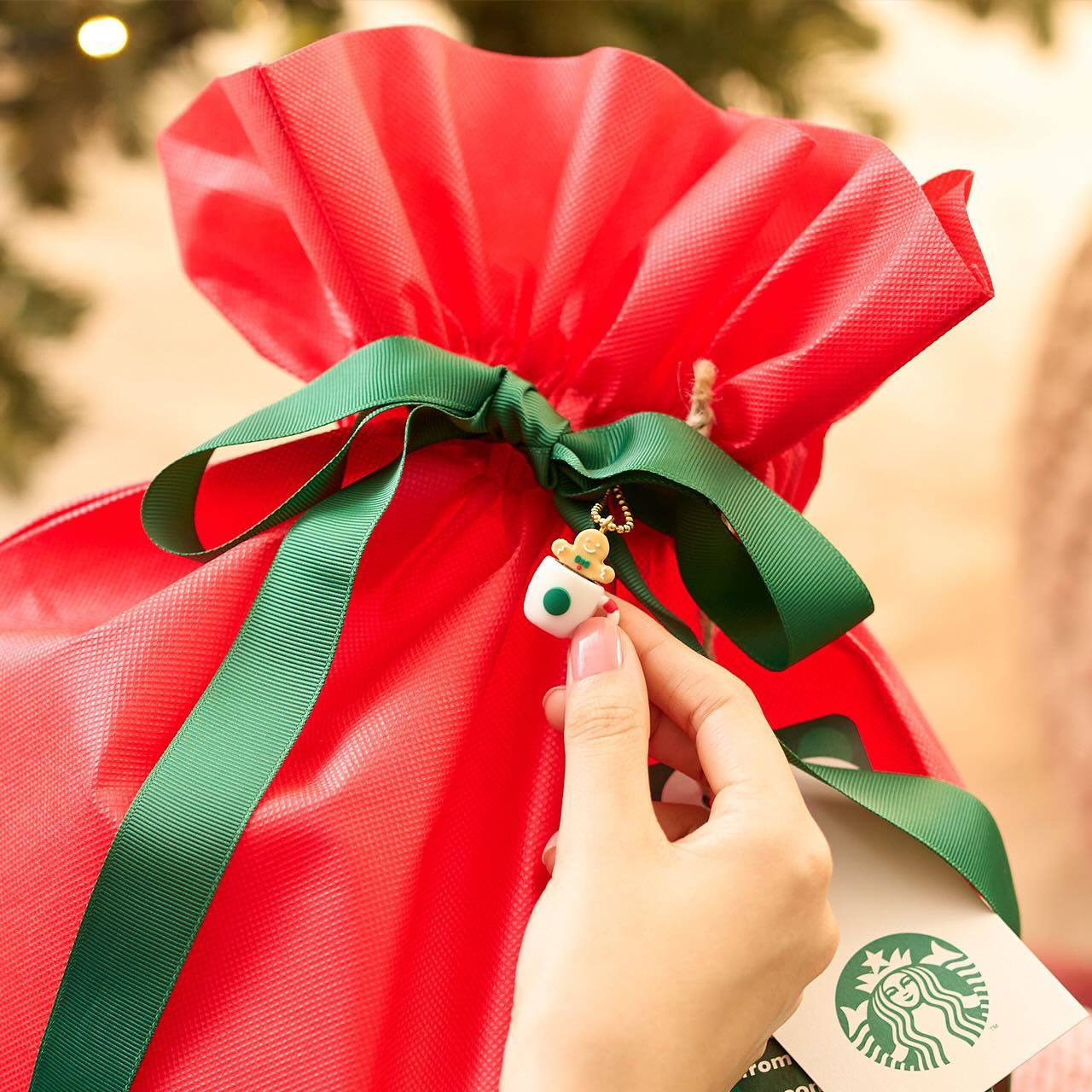 Starbucks в Японии выпустил мини-брелоки, которыми можно украсить новогоднюю ёлку! В коллекции брелоки с печенюшками, Сантой, елкой, рождественским носком, снеговиков и чашками с кофе | Сетка — социальная сеть от hh.ru