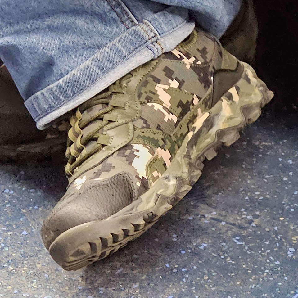 Конечно, быть незаметными в метро или снежной кашице с таким пиксельным рисунком не получится, но вот держать ноги в тепле и сухости - ДА! 
Максимально похожие были замечены вот ТУТ
👉А есть ещё кстати... | Сетка — социальная сеть от hh.ru