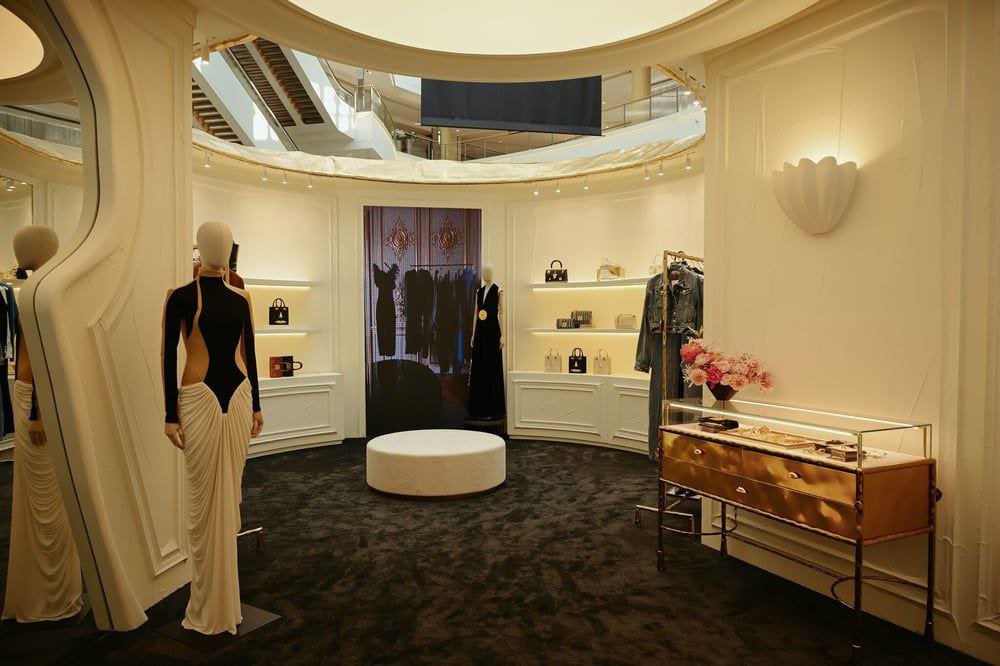 Schiaparelli делает первые шаги в Китае
 
Вслед за другими люксовыми брендами, которые активно осваивают дальневосточный регион, Schiaparelli прощупывает почву, начиная с Шанхая | Сетка — социальная сеть от hh.ru