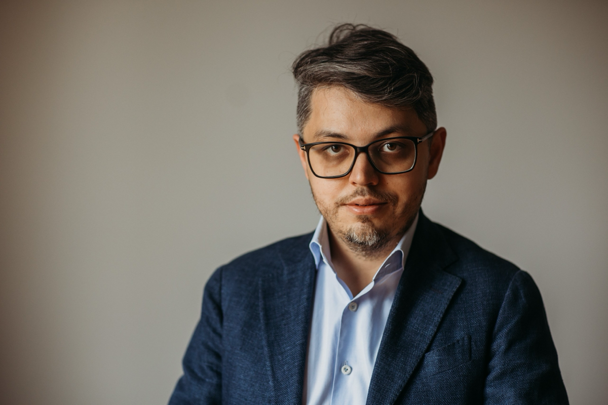 Привет! 👋 Я — Артём, уже 10 лет в IT и видеопродакшене, и знаю, как сложно найти проверенных специалистов или проекты | Сетка — социальная сеть от hh.ru