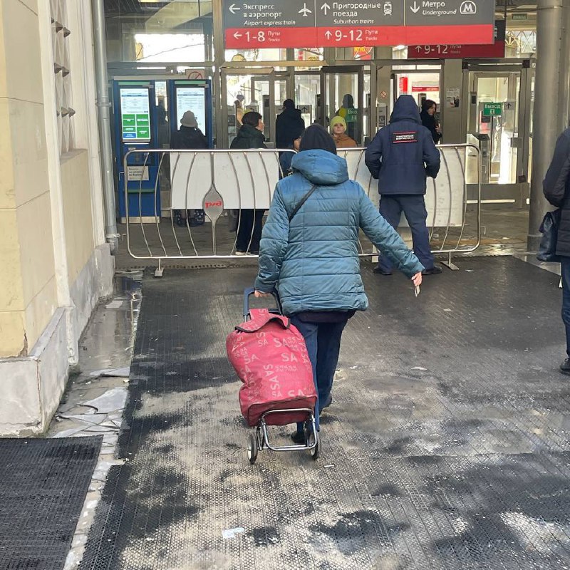 Не понимаю, почему маркетологи социальной сети одноклассники до сих пор не сделали такой мерч для своих пользователей. По-моему если сделать тележку в фирменных цветах одноклассников, это будет фурор. | Сетка — социальная сеть от hh.ru