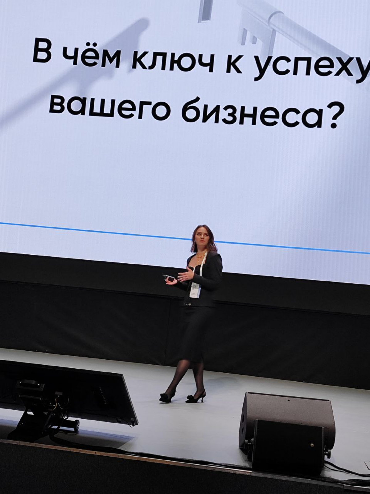 Навык улыбаться и махать 🤭
Я с детства была на сцене, не танцевала (никогда не умела), ни пела (несмотря на то что первая сцена была в музыкальной школе) а именно говорила.
Говорить со сцены навык | Сетка — социальная сеть от hh.ru