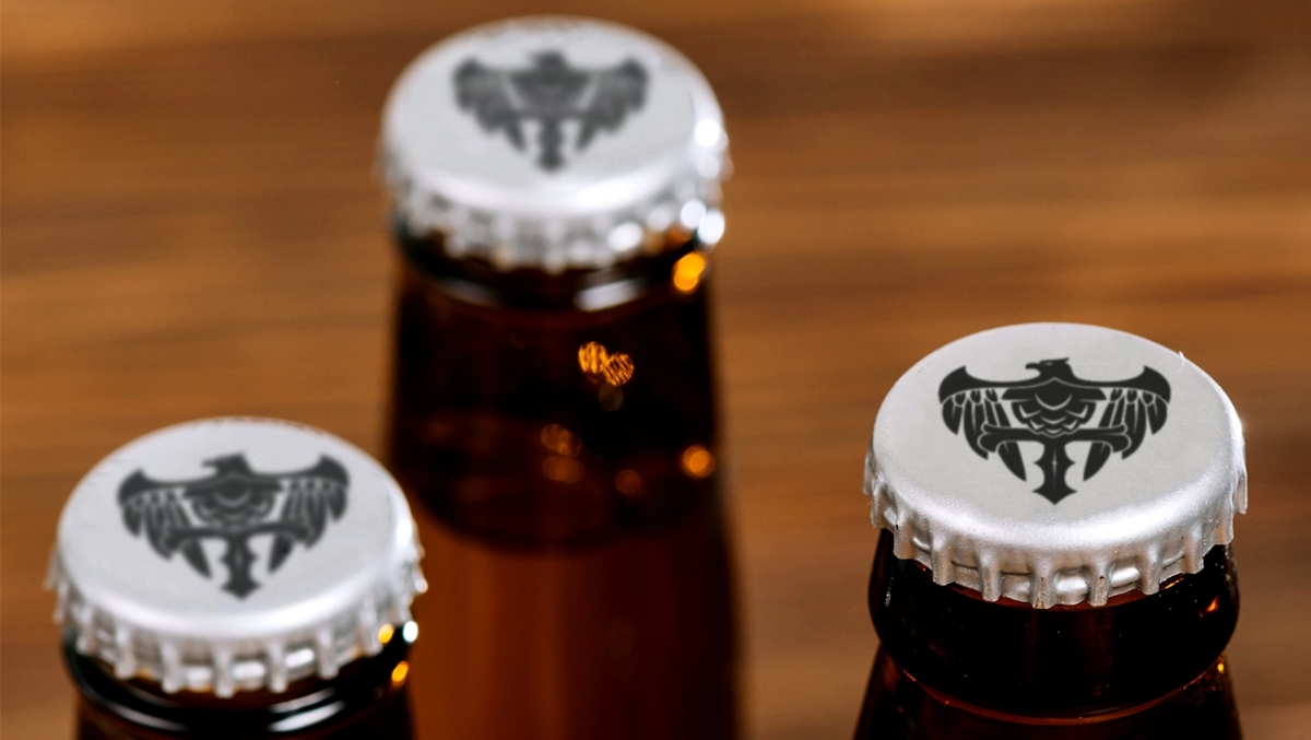 Доброго времени! Наша разработка нейминга и фирменного стиля для пивного бренда Tallimore 🦅  
Название "Tallimore" было выбрано за его ассоциации с высоким качеством и традициями пивоварения | Сетка — социальная сеть от hh.ru