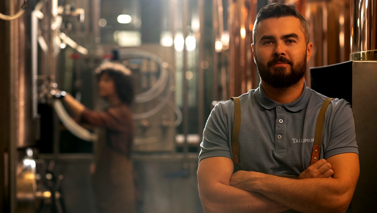 Доброго времени! Наша разработка нейминга и фирменного стиля для пивного бренда Tallimore 🦅  
Название "Tallimore" было выбрано за его ассоциации с высоким качеством и традициями пивоварения | Сетка — социальная сеть от hh.ru