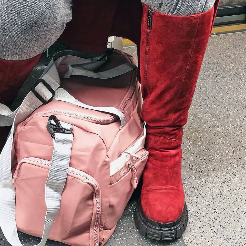 Еле-еле вместился, БАРХАТНЫЙ ты наш!
❤️ Любите БАРХАТ?
#обувь #ноябрь #2024г #ногимосковскогометро #NMMetro #метро #москва #красный #бархат #сапоги | Сетка — социальная сеть от hh.ru