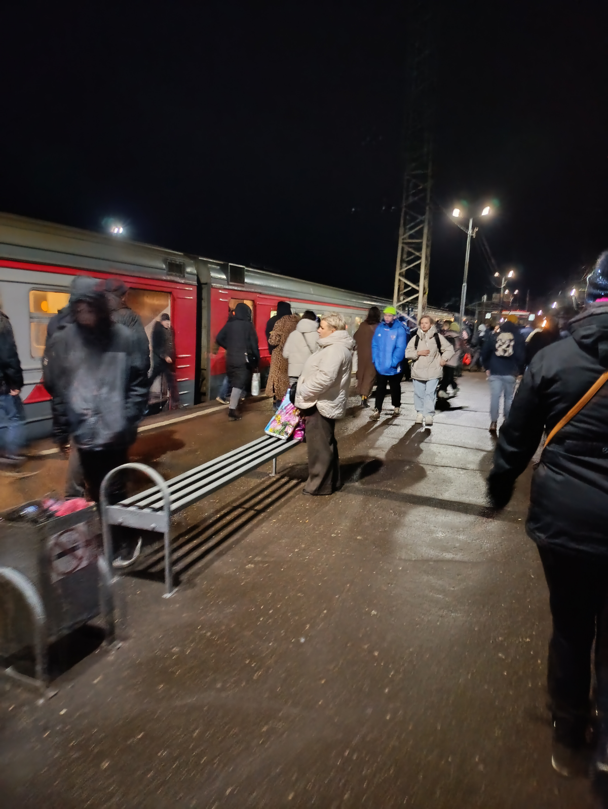 На днях ездила в Москву по делам. И на обратном пути, как раз возвращалась в районе 6, 7 семи вечера, как раз когда люди  возвращаются с работы | Сетка — социальная сеть от hh.ru