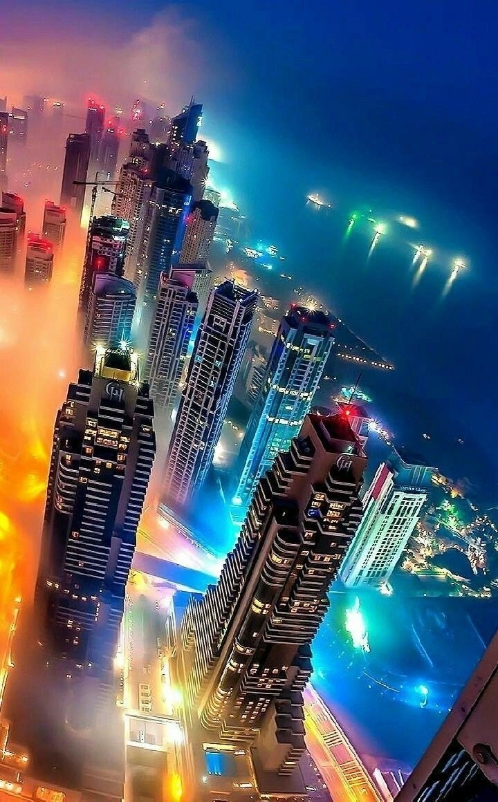 Коммерческая недвижимость сейчас считается ненадежной, в отличие от жилой.
Сегодня бизнес-центр работает, а завтра вдруг какая-то опять пандемия. И все будут дома | Сетка — социальная сеть от hh.ru