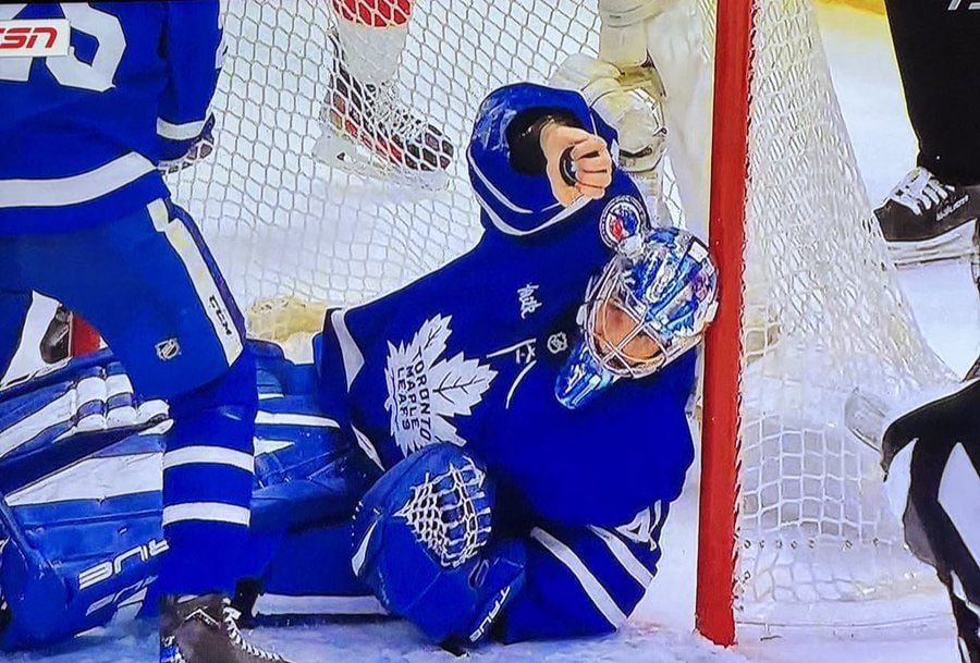 🇨🇦 Фото и момент дня
Энтони Столарз голой рукой ловит шайбу.
Вообще, конечно, «Листьям» повезло заполучить себе такого парня. Одно из главных открытий первого месяца сезона лично для меня | Сетка — социальная сеть от hh.ru