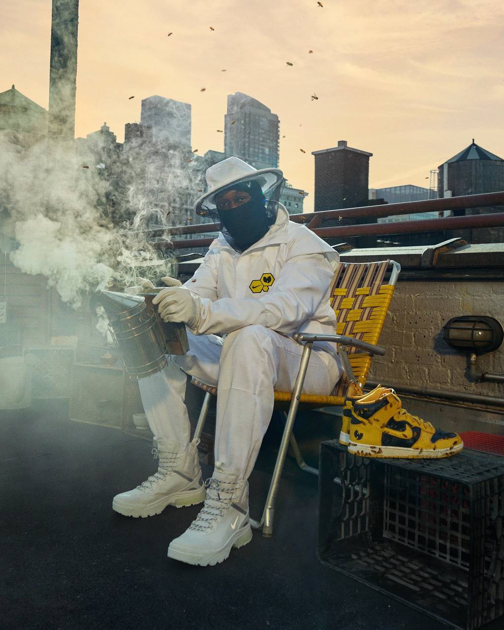 #Артем Любишь медок, люби и…
Новый коллаб Nike с легендами хип-хопа – Wu Tang Clan. Модель кроссов выполнена в желто-черных цветах рэп-группы | Сетка — социальная сеть от hh.ru