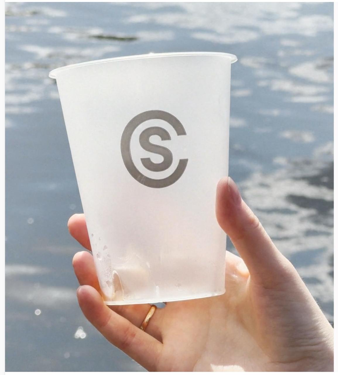 📸 Воскресное вдохновение
Сегодня посмотрим на ребрендинг сети кофеен Skuratov Coffee. Сначала меня привлекло известное название, но внутри все интеренее | Сетка — социальная сеть от hh.ru