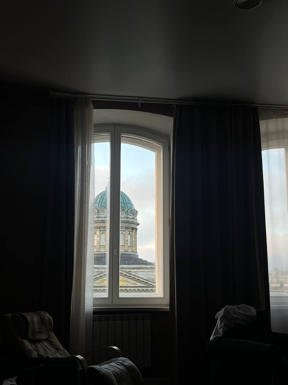 Мурка Московская на два дня переквалифицировалась в Мурку Ленинградскую
Где жить: я остановила в Kempf на Невском. Номер с видом на казанский, простор, миллиард фото и массажное кресло у окна | Сетка — социальная сеть от hh.ru